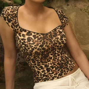 🌟SUPERSÖT leopard topp🌟 - Säljer denna leopard topp perfekt till sommaren.☀️ Nyskick! säljer då jag köpte två strl. Antingen XS eller XXS beroende på vilken som inte passar mig. Hör gärna av dig. Högst bud privat (klicka på prisförslag) får köpa! ❣️🥰