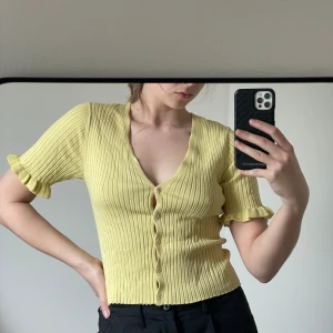 Gul kofta - Gul sommarkofta. Storlek S från Monki. Aldrig använt.