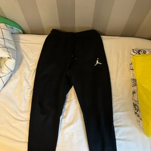 Jordan mjukisbyxor - Jordan mjukisbyxor  Använda ett fåtal gånger  Storlek L 249 kr 