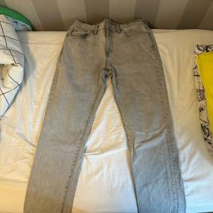 Gråa jeans från HM Använda några gånger  Storlek 34 32 199 kr 