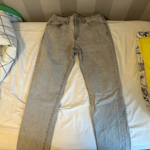 Gråa jeans från HM - Gråa jeans från HM Använda några gånger  Storlek 34 32 199 kr 