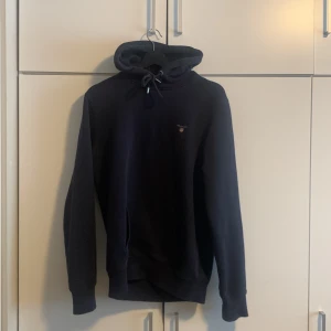 Gant Hoodie  - Snygg gant hoodie som passar till typ allt. Stl S, men hade också passat stl M. Den är i bra skick 🙏 bara att skriva om du har frågor. Skriv innan ni köper