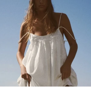 VIT ZARA KLÄNNING - Jättefin slutsåld klänning från zara i strl S som har inbyggda shorts under kjolen! Säljer då den inte längre kommer till användning💝 Jag är 169 som referens