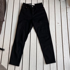 MOM jeans - Säljer ett par MOM jeans från mango. Har en liten vit fläck på framsidan. Man ser knappt den. Har inte testat få bort den men skulle tro att man kan få bort den. Därför säljer jag dem lite billigare 