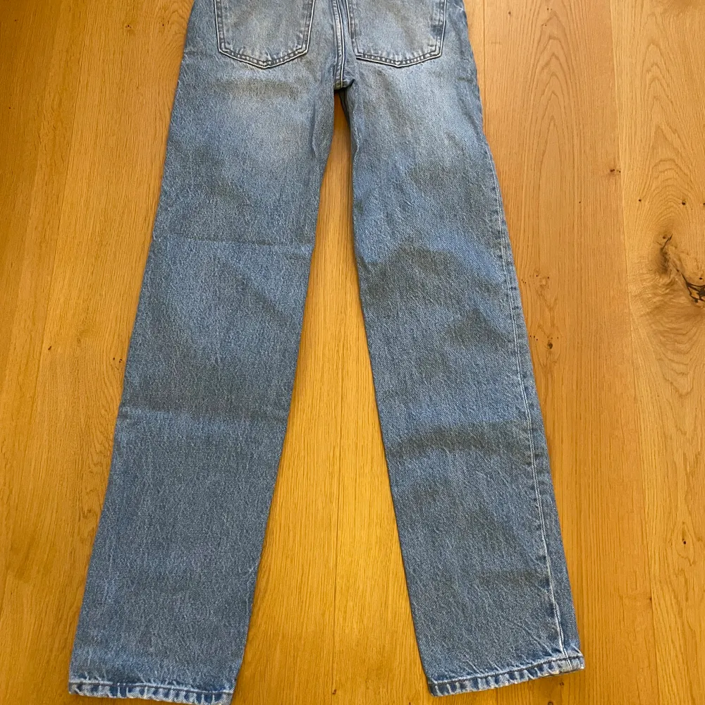 Lågmidjade raka jeans från Gina Tricot. Storlek 32, och har ett bra skick och är hela. . Jeans & Byxor.