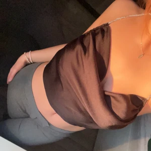 Festtopp  - Jättefin topp från Gina Tricot med knyte där bak. Enbart använt två gånger. 