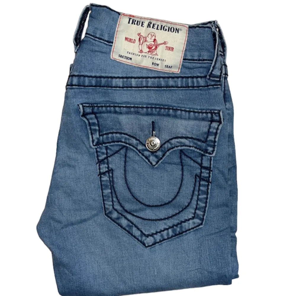 True Religion jeans Straight fit. W27 [Ytterbenslängd 104cm] [Innerbenslängd 80cm] [Midja 35cm] [Benöppning 17,5cm]. Jeans & Byxor.
