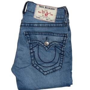 True Religion jeans Straight fit. W27 [Ytterbenslängd 104cm] [Innerbenslängd 80cm] [Midja 35cm] [Benöppning 17,5cm]