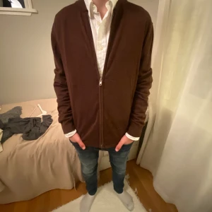 John Henric full zip - En galet snygg full zip från John Henric!!🤩🤩nyskick!!! SLUTSÅLD I ALLA SORLEKAR