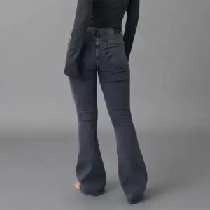 Jättefina jeans från Gina tricot. Älskar dem men de har blivit för små. Nypris 500kr .💕💕