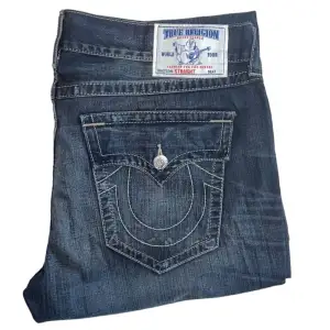 True Religion jeans straight fit. W42 hella baggy [Ytterbenslängd 110cm] [Ineerbenslängd 82cm] [Midja 55cm] [Benöppning 25,5cm]