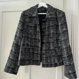 Jacka - Jacka passar perfekt till våren sommaren. Storlek L. Jättefint skick 