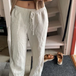 Linnebyxor H&M - Fina linnebyxor i beige från H&M. Superskön passform. Endast använda en gång🫶🏼 