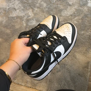 Dunks pandas low - Säljer mina snygga pandas. Köpta förra året och använda fåtal gånger. I väldigt bra skick. Storlek 38