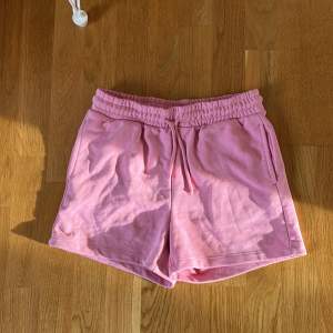 Ett par mjukis shorts i rosa i stolek 146/152. De är använda 1 gång så i nyskick! Nypris: ca 150kr. Kontakta mig för fler bilder!👍🏻