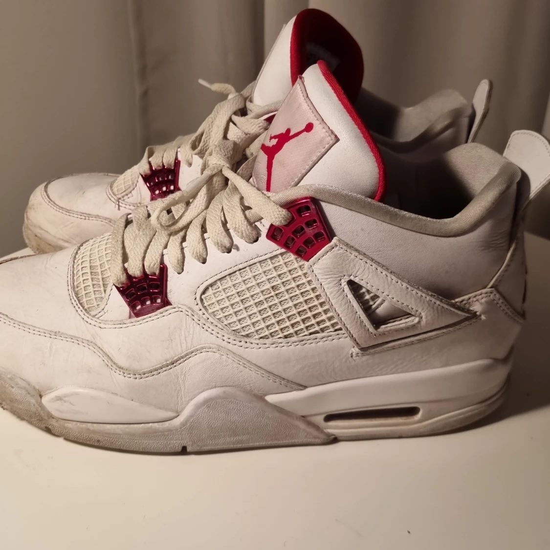 Ett par Jordan 4 metallic red i storlek 45 (inte äkta)