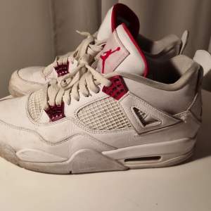 Jordan 4 metallic red  Storlek:45 Box medföljer, och kom privat för fler frågor😀