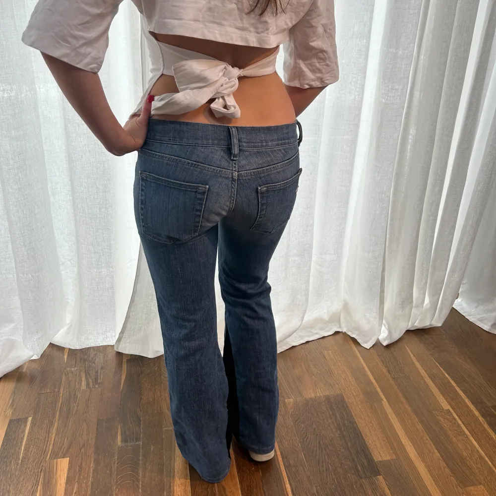 Ett par omsydda diesel jeans Midjemått: 38 x 2 cm Innerbenslängd: 75 cm Modellen på bilden: 160cm. Jeans & Byxor.