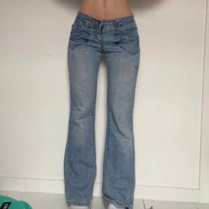 Jättefina lågmidjade jeans från Mary-kate and Ashley. Storlek 36  Innerbenslängd: 79 cm. Midjemått mätt rakt över: ca 38 cm.