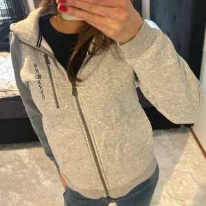 Sail racing kofta - En super snygg grå sailracing kofta som säljs pga den inte kommer till användning längre💞 pris kan diskuteras vid snabb äffär!💕