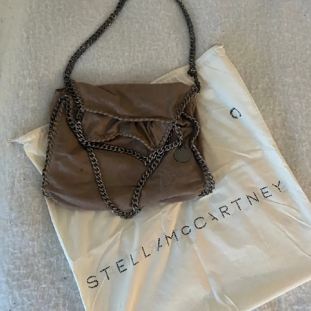 Säljer min Stella McCartney väska!  Färgen är en blandning av brun/beige. . Väskor.