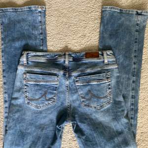 Ett par superfina jeans från ltb i str w30xL32 i super bra skick. Helt slutsålda på hemsidan. Modellen är valerie. Pris kan diskuteras. Säljer då de är för stora för mig❤️
