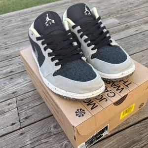 Jordan 1 Low ”Crater Black Grey” - Storlek: 42, Bra skick! Box ingår. /Äkhetsbevis finns, annars får man gärna gör ett själv så skickar jag bilder. Skriv gärna om du har några frågor eller funderingar./