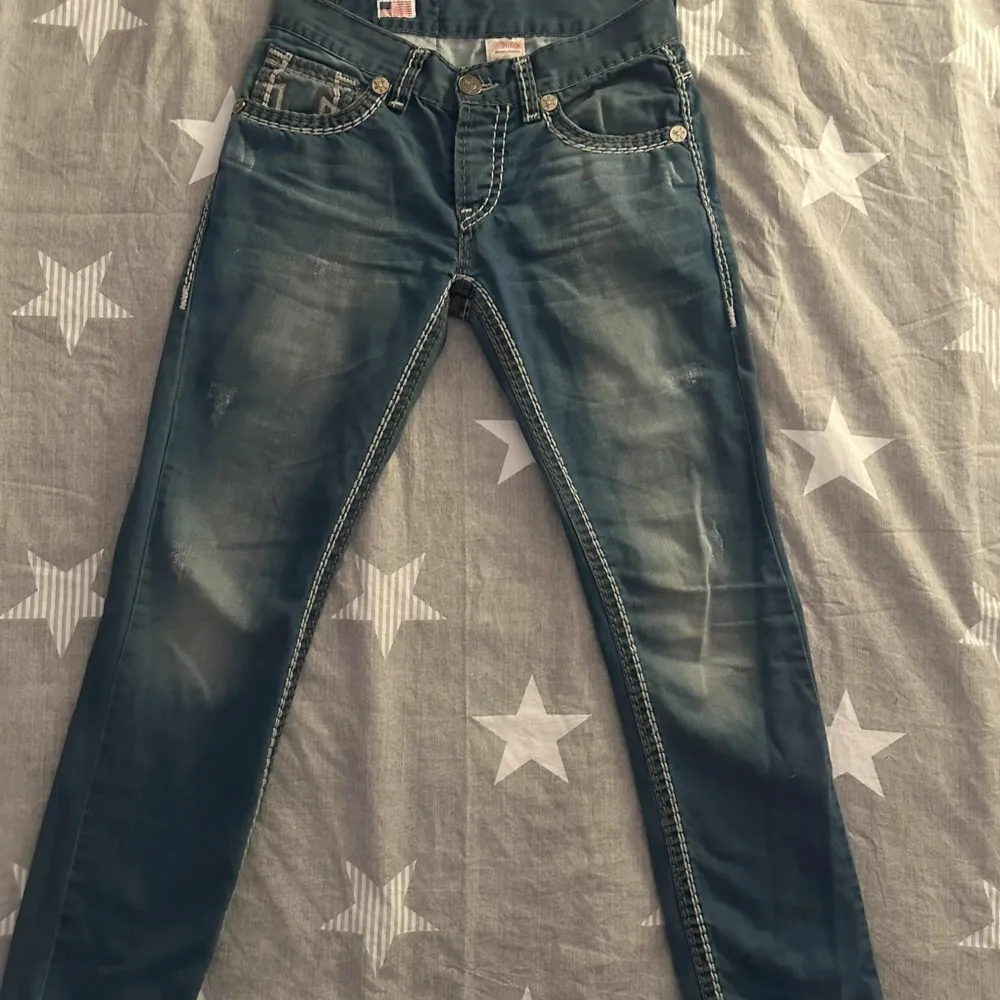 Low waist vintage jeans. Fina byxor med relativt bra skick. Om du har funderingar om mått eller mera så är det bara att skriva. Pris  kan alltid diskuteras💕. Jeans & Byxor.
