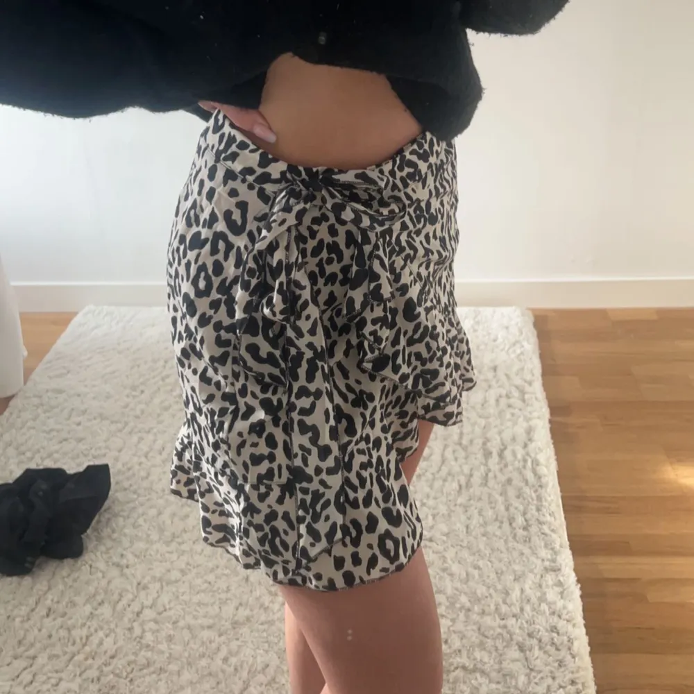 Leopard kjol ifrån shein, aldrig använd. Kjolar.