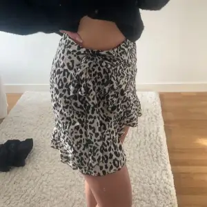 Leopard kjol ifrån shein, aldrig använd