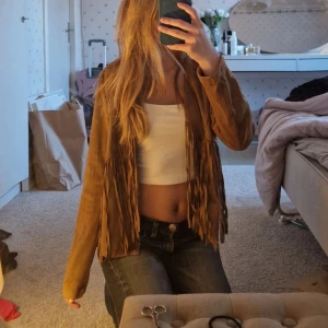 Country jacka  - En jacka i mocka, färg brun beige i storlek m men känns som en s . Använd en gång 