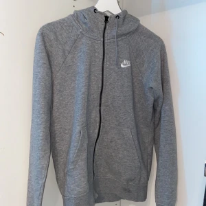 Nike tröja - Denna Nike tröja är i bra skick använd 5 gånger 2 fläckar ganska ny