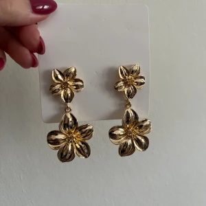 Örhängen  - Säljer dessa guldfärgade örgängen. Aldrig använda 