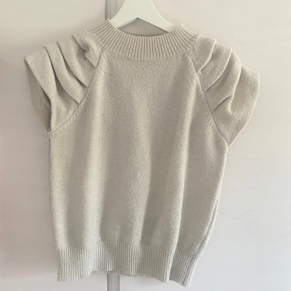 Säljer denna stickade tröjan då den ej kommit lika mycket till användning.  Slutsåld tröja och köpt från en lokalbutik i Göteborg. Lite nopprig därav priset💞. Tröjor & Koftor.