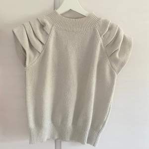 Säljer denna stickade tröjan då den ej kommit lika mycket till användning.  Slutsåld tröja och köpt från en lokalbutik i Göteborg. Lite nopprig därav priset💞