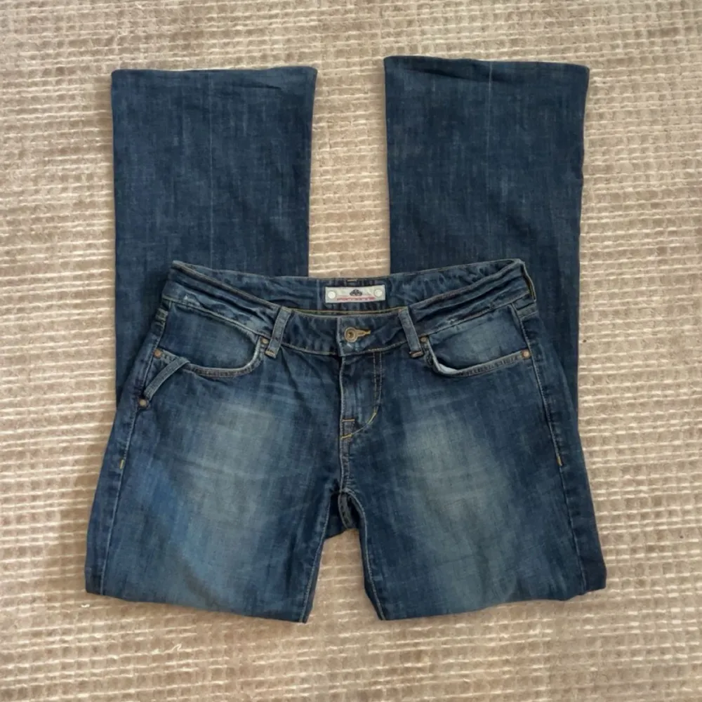 Ett par lågmidjade jeans från Fornarina i storlek w27 L30. Köpta från sellpy. Inga defekter, halt nästan aldrig använt. Jag är runt 160 cm lång.. Jeans & Byxor.
