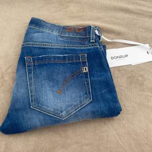 Sjukt snygga Dondup jeans i modellen: George | Skicket är 9/10, bara jeansen ingår | Storleken är 35 italiensk och måtten är 40cm på bredden och på längden: 97cm | Hör av er vid frågor!