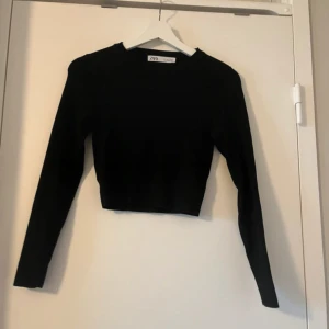 Långärmad topp  - Långärmad Croptop från Zara i ganska tjockt material och i bra skick. 