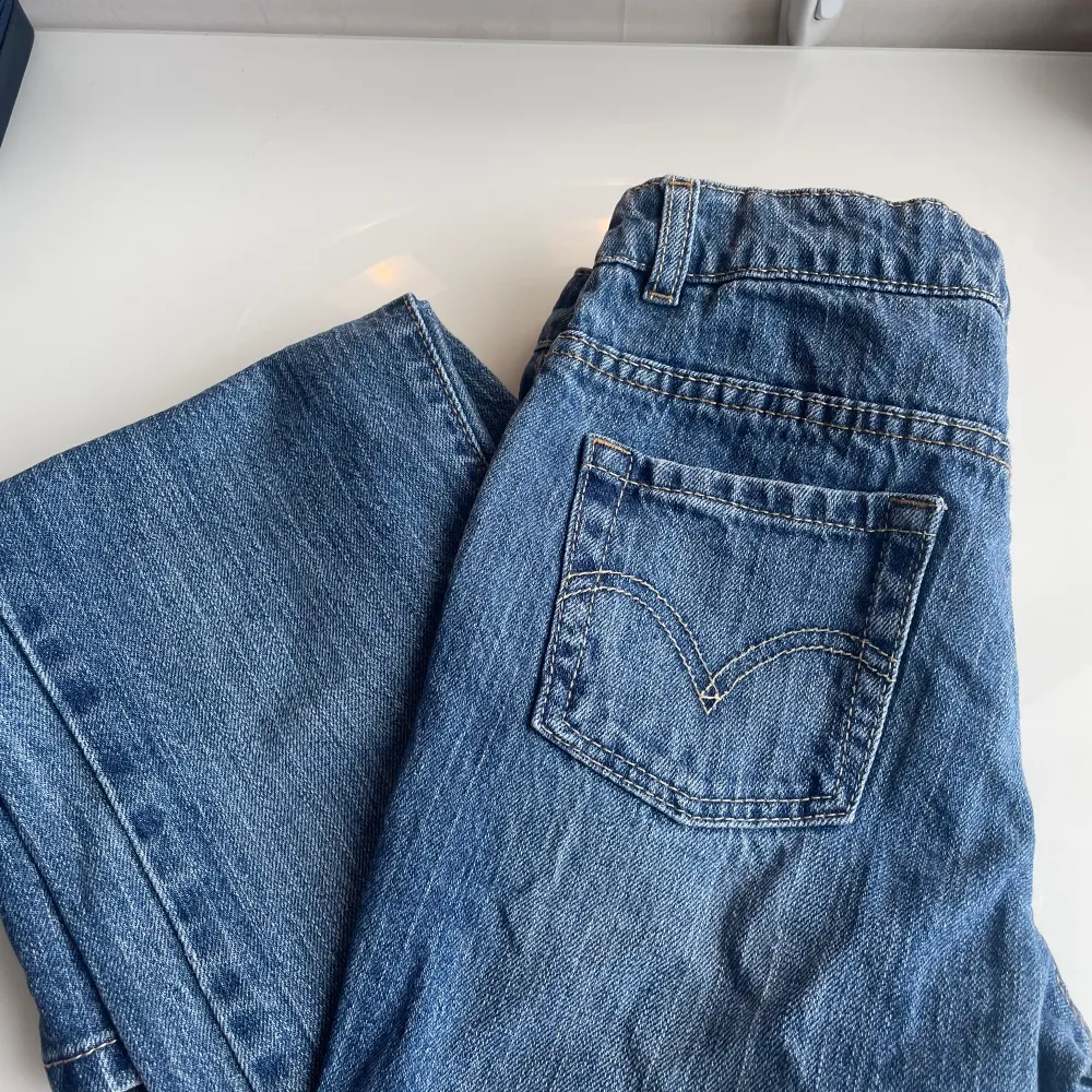 Säljer ett par jättefina botcut levi’s jeans som tyvärr inte går att få tag på längre💕. Jeans & Byxor.