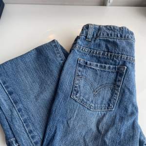 Säljer ett par jättefina botcut levi’s jeans som tyvärr inte går att få tag på längre💕