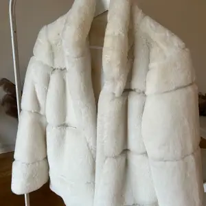 En stor vit fluffig jacka 🤍 Storlek L men passar även dig som har storlek S/M ☺️