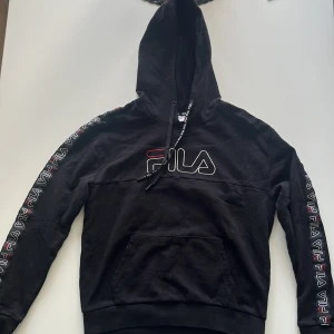 Hoodie - Storlek S. Liten i passform. Använt sällan.