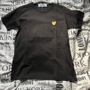 Cdg t shirt - Säljer denna cdg t shirten som jag fick i present då den ej används! Strl L sitter som en M, säljes billigt pga att den är sydd i nacken vid tagen ( bild 4) 