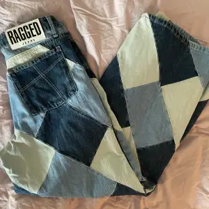Coola jeans från The Ragged Priest i lapptäcksmönster. Har inte blivit särskilt mycket använda så i gott skick! Storlek 28.