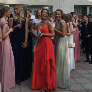 Balklänning röd - I nyskick, använd 1 gång.  Finns inte att få tag på i butik eller online. Nypris över 1000kr   Jag är 166cm + 5cm klackar, är uppsydd efter min längd. Går att sy upp ytterligare och kanske går förlänga.