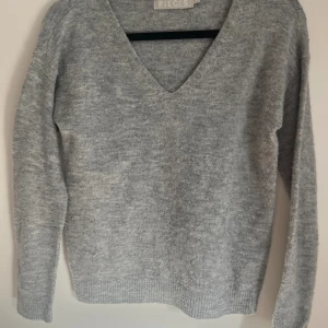 Stickad tröja grå - Grå stickad tröja som säljs då den är lite liten på mig💗