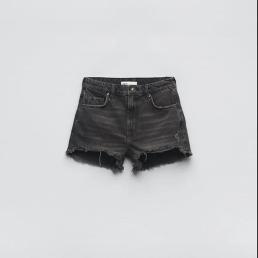 Säljer nu dessa supersnygga zara shorts!! Säljs inte just nu på hemsidan. Använda ca. 2 gånger. Storlek 38 men passar nog bättre på en 36!! Kom privat för egna bilder🥰🥰. Shorts.