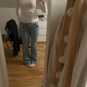 Low waist jeans - Säljer dessa ljusblåa low waist bootcut jeansen från zara i storlek 38💕jag är 169 lång och de är även lite för långa för mig. Dom har lite slitningar längst ner i benen men inget som märks av. hör av er om ni har några funderingar!💕💕