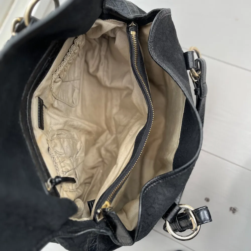 Äkta DKNY väska med dust bag.  I använt men gott skick, lite slitage i underkanten (se sista bilden) samt på spännet. Praktisk väska som får plats med mycket och med många små fack.. Väskor.