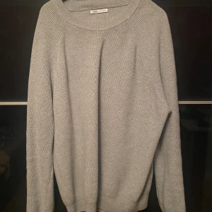 Långarmad tröja - Väldigt fräsch tröja, passar tyvärr inte mig. Skulle säga att storleken är M